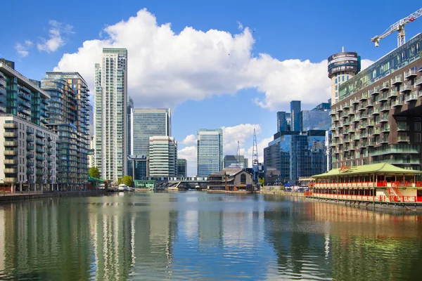 London, Großbritannien - 24. Juni 2014: Kanarienvogel der modernen Architektur am führenden Zentrum des globalen Finanzwesens — Stockfoto