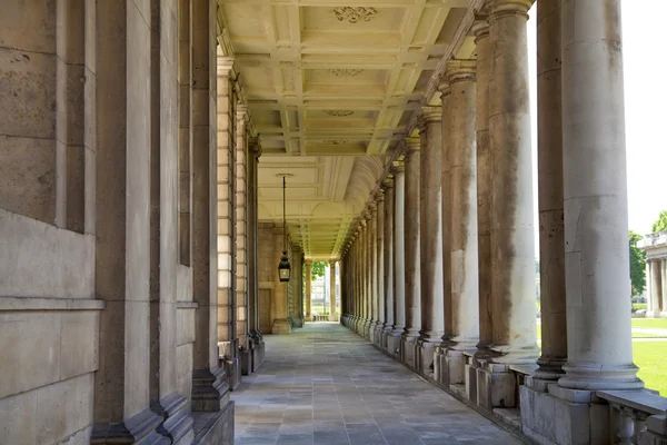 LONDRES, Reino Unido - 15 de mayo de 2014: Parque Greenwich, sala pintada y palacio de la Reina. Arquitectura Clásica del Imperio Británico — Foto de Stock