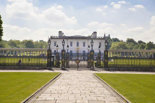 LONDRES, Reino Unido - 15 de mayo de 2014: Parque Greenwich, sala pintada y palacio de la Reina. Arquitectura Clásica del Imperio Británico —  Fotos de Stock