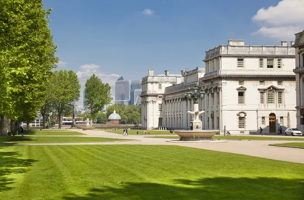 London Uk - den 15 maj, 2014: Visa på affärsdistrikt Canary Wharf från gamla engelska park Greenwich, söder om London — Stockfoto