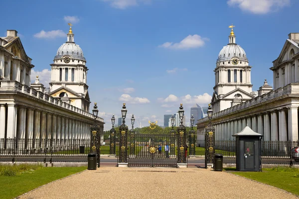 LONDRES UK - 15 DE MAYO DE 2014: Vista sobre el distrito financiero Canary Wharf desde el antiguo parque inglés Greenwich, al sur de Londres — Foto de Stock