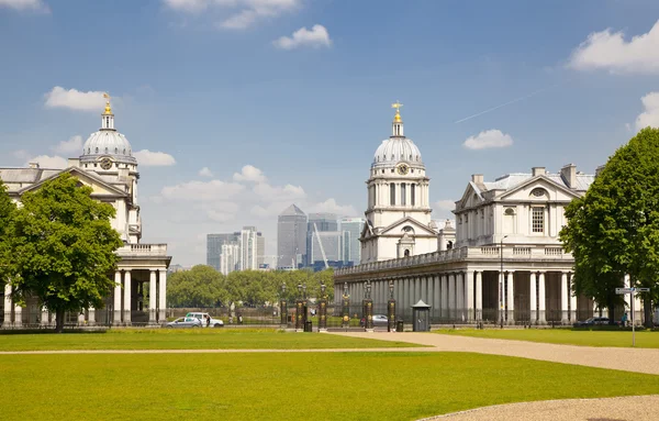 Londra İngiltere - 15 Mayıs 2014: İş bölgesi eski İngilizce Park Greenwich, Güney Londra Canary Wharf görünümü