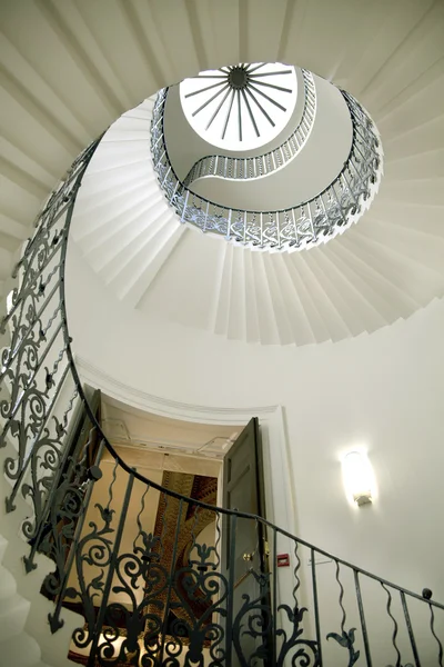 Londra İngiltere'de - 15 Nisan 2014: kraliçenin Sarayı Lale merdiven, 1619. bir adjunct tudor Sarayı olarak inşa edilmiş.