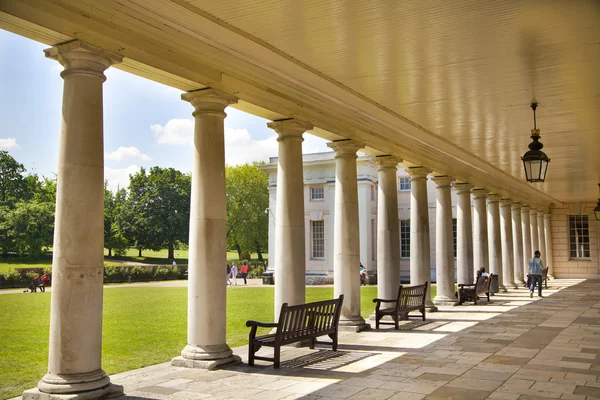 London, Verenigd Koninkrijk - 15 mei 2014: Greenwich park, geschilderd hall en Queen's paleis. Klassieke architectuur van British empire periode — Stockfoto