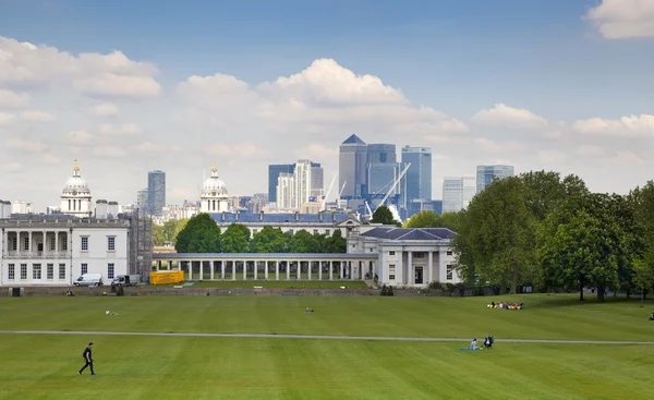 LONDRES UK - 15 DE MAYO DE 2014: Vista sobre el distrito financiero Canary Wharf desde el antiguo parque inglés Greenwich, al sur de Londres — Foto de Stock