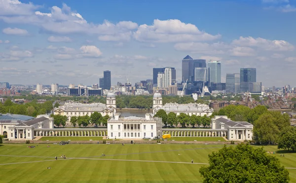 LONDRA Regno Unito - 15 MAGGIO 2014: Vista sul quartiere degli affari Canary Wharf dal vecchio parco inglese Greenwich, a sud di Londra — Foto Stock