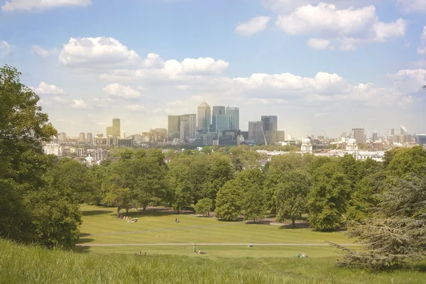 London, Großbritannien - 14. Juli 2014: Die moderne Glasarchitektur des Kanarienstegs ist das führende Zentrum des globalen Finanz-, Banken-, Medien- und Versicherungswesens. Bürogebäude — Stockfoto