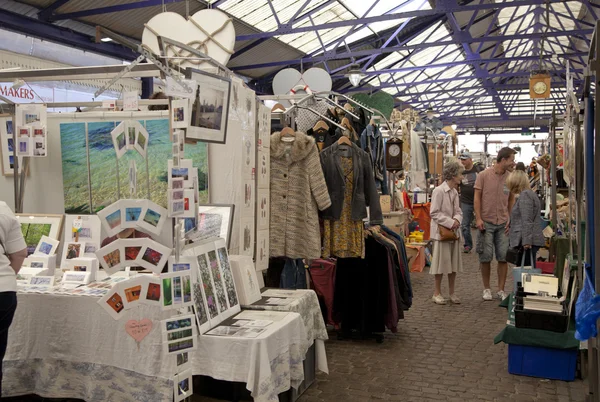 런던, 영국-2014 년 5 월 15 일: 골동품 디스플레이 그리니치 시장. 유명한 장소 구매 예술, 공예품, 골동품 등. — 스톡 사진
