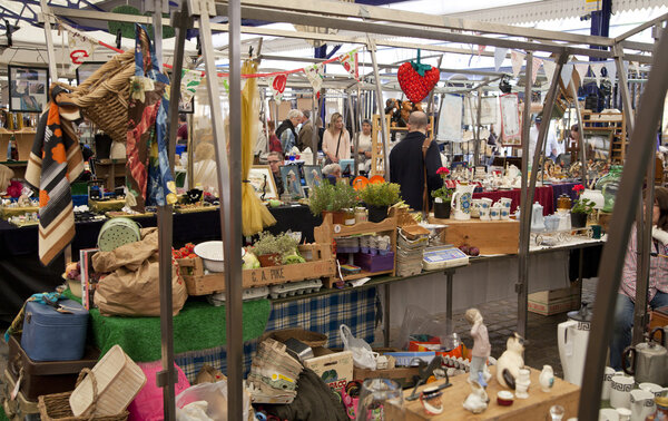 ЛОНДОН, Великобритания - 15 мая 2014 года: Антикварный дисплей Гринвичский рынок. Место, где можно купить искусство, украшения, антиквариат и т.д.
.