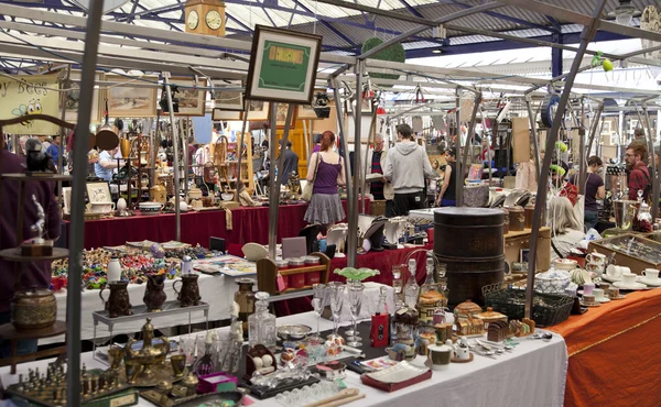 LONDRES, Reino Unido - 15 DE MAYO DE 2014: Expositor antiguo del mercado de Greenwich. Famoso lugar para comprar un arte, manualidades, antigüedades, etc. . —  Fotos de Stock