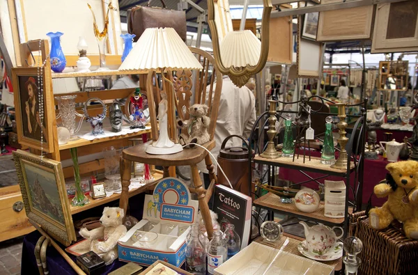 런던, 영국-2014 년 5 월 15 일: 골동품 디스플레이 그리니치 시장. 유명한 장소 구매 예술, 공예품, 골동품 등. — 스톡 사진