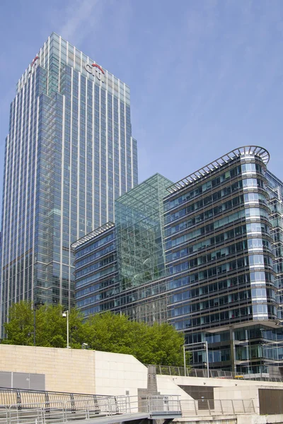 LONDON, UK - JULY 14, 2014: Modern glass architecture of Canary Wharf aria the leading centre of global finance, banking, media, insurance etc. Office buildings — Stock Photo, Image
