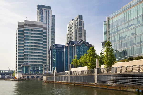 LONDON, UK - JULY 14, 2014: Modern glass architecture of Canary Wharf aria the leading centre of global finance, banking, media, insurance etc. Office buildings — Stock Photo, Image