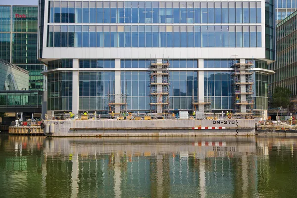 लंदन, ब्रिटेन जुलाई 14, 2014: कैनरी घाट आरिया का आधुनिक ग्लास वास्तुकला वैश्विक वित्त, बैंकिंग, मीडिया, बीमा आदि का अग्रणी केंद्र। कार्यालय भवनों — स्टॉक फ़ोटो, इमेज
