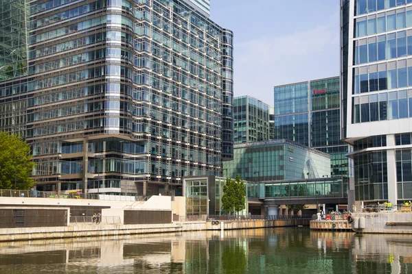 LONDRES, Reino Unido - 14 DE JULIO DE 2014: Moderna arquitectura de vidrio de Canary Wharf aria el principal centro de finanzas globales, banca, medios de comunicación, seguros, etc. Edificios administrativos — Foto de Stock