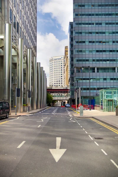 LONDRA, UK - 14 LUGLIO 2014: La moderna architettura vetraria di Canary Wharf aria è il principale centro di finanza globale, banche, media, assicurazioni, ecc. Edifici per uffici — Foto Stock