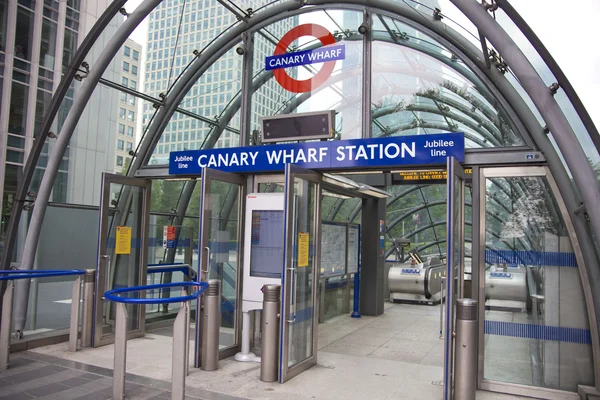 LONDRES, CANARIO WHARF UK - 26 DE JUNIO DE 2014: Moderna arquitectura de vidrio del aria comercial Canary Wharf, y trabajadores de oficinas — Foto de Stock