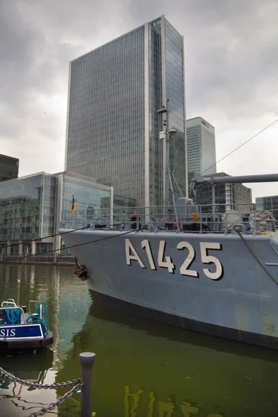 Λονδίνο, Ηνωμένο Βασίλειο - 17 Μαΐου, 2014: γερμανικό στρατό στρατιωτικών πλοίων με έδρα το canary wharf aria, να είναι ανοικτή για το κοινό στο εκπαιδευτικό περιεχόμενο. — Φωτογραφία Αρχείου