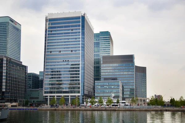 London, Storbritannien - 14 juli 2014: moderna glas arkitekturen i canary wharf aria ledande centrum för globala finans, media, bank, försäkring etc. kontorsbyggnader — Stockfoto