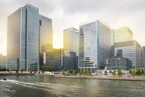 LONDON, UK - JULY 14, 2014: Modern glass architecture of Canary Wharf aria the leading centre of global finance, banking, media, insurance etc. Office buildings — Stock Photo, Image