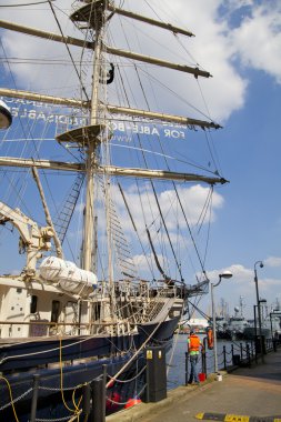 London, İngiltere - 17 Nisan 2014: canary wharf alan eski İngiliz gemi limana