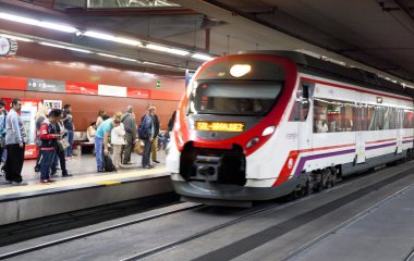 Madrid, İspanya - 28 Nisan 2014: madrid Metro İstasyonu'na, bir platform üzerinde gelen tren
