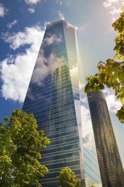 Madrid, İspanya - 28 Nisan 2014: madrid şehir, İş Merkezi, modern gökdelenler cuatro torres 250 metre yüksekliğinde