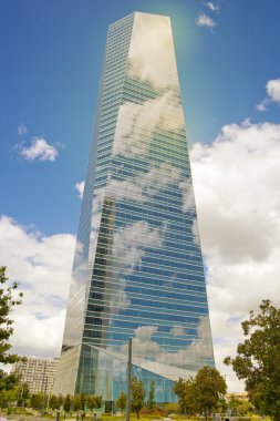 Madrid, İspanya - 28 Nisan 2014: madrid şehir, İş Merkezi, modern gökdelenler cuatro torres 250 metre yüksekliğinde