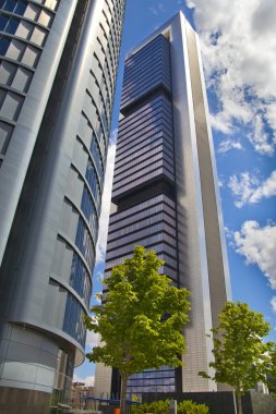 Madrid, İspanya - 28 Nisan 2014: madrid şehir, İş Merkezi, modern gökdelenler cuatro torres 250 metre yüksekliğinde