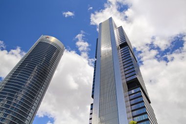 Madrid, İspanya - 28 Nisan 2014: madrid şehir, İş Merkezi, modern gökdelenler cuatro torres 250 metre yüksekliğinde