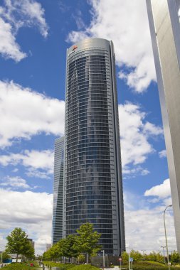Madrid, İspanya - 28 Nisan 2014: madrid şehir, İş Merkezi, modern gökdelenler cuatro torres 250 metre yüksekliğinde
