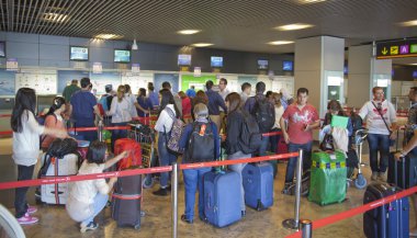 Madrid, İspanya - 28 Nisan 2014: madrid Havaalanı, kalkış bekleyen ARIA sırada iç