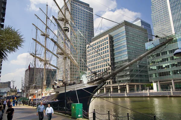 LONDON, UK - MAY 17, 2014: Old British ship based in Canary Wharf dock — Stock Photo, Image