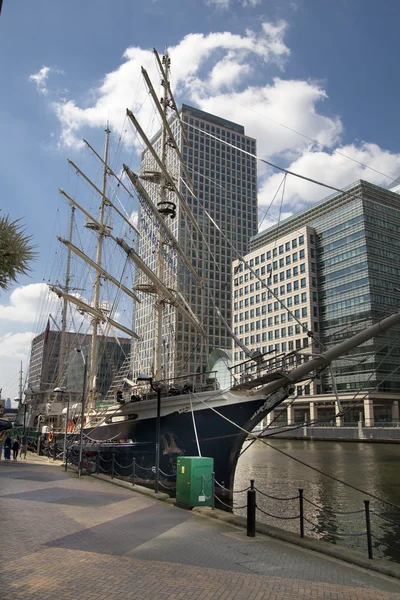 ЛОНДОН, Великобритания - 17 мая 2014 года: Старый британский корабль, базирующийся в доке Канари-Уорф — стоковое фото