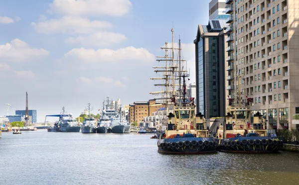 London, Verenigd Koninkrijk - 17 mei 2014: militaire schepen Duitse leger gevestigd in canary wharf aria, als open voor publiek in educatieve inhoud. — Zdjęcie stockowe