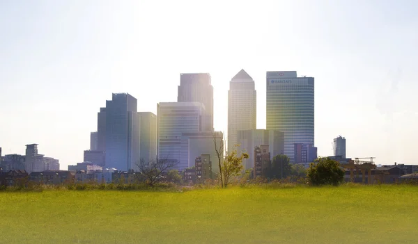 LONDRES, Reino Unido - 14 DE JULIO DE 2014: Moderna arquitectura de vidrio de Canary Wharf aria el principal centro de finanzas globales, banca, medios de comunicación, seguros, etc. Edificios administrativos — Foto de Stock