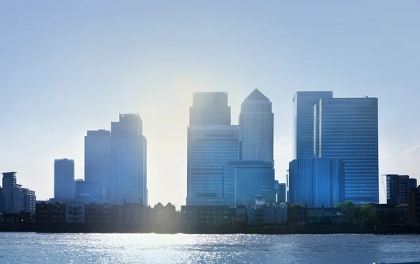 LONDRES, Reino Unido - 14 DE JULIO DE 2014: Moderna arquitectura de vidrio de Canary Wharf aria el principal centro de finanzas globales, banca, medios de comunicación, seguros, etc. Edificios administrativos —  Fotos de Stock
