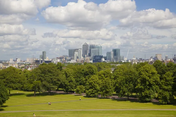 London, Großbritannien - 14. Juli 2014: Die moderne Glasarchitektur des Kanarienstegs ist das führende Zentrum des globalen Finanz-, Banken-, Medien- und Versicherungswesens. Bürogebäude — Stockfoto