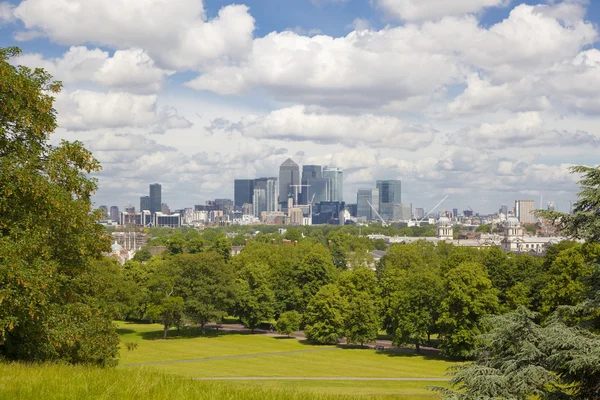 London, Großbritannien - 14. Juli 2014: Die moderne Glasarchitektur des Kanarienstegs ist das führende Zentrum des globalen Finanz-, Banken-, Medien- und Versicherungswesens. Bürogebäude — Stockfoto