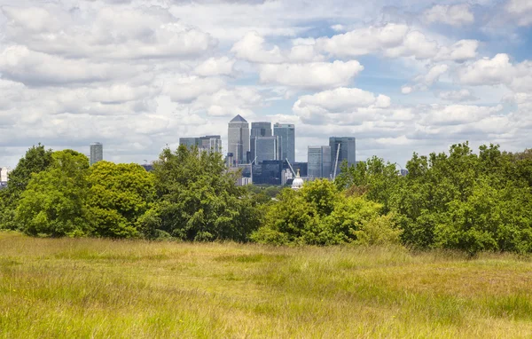 LONDRES, Reino Unido - JULHO 14, 2014: Arquitetura de vidro moderna de Canary Wharf aria o principal centro de finanças globais, banca, mídia, seguros etc. Edifícios de escritórios — Fotografia de Stock