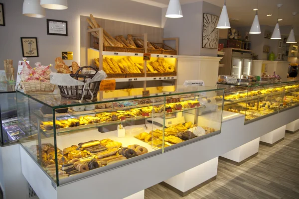 Madrid, Španělsko - 28 května 2014: místní kavárně a rozmanitost pekařských výrobků — Stock fotografie