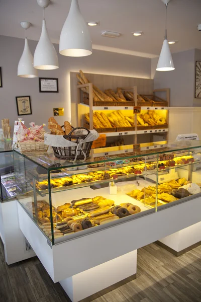 MADRID, SPAIN - MAY 28, 2014: Local coffee shop and variety of baked products — Stock Photo, Image