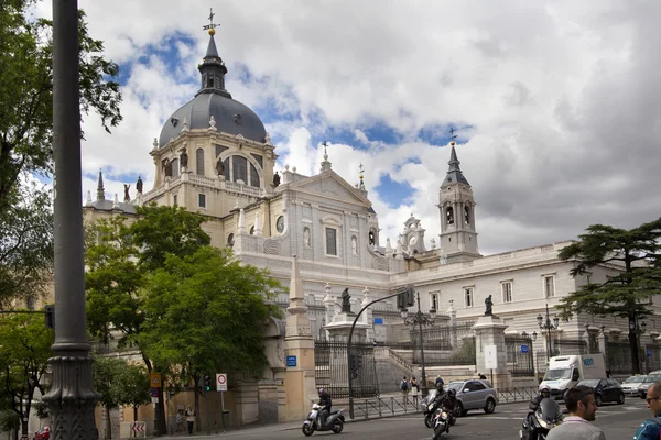 MADRID, สเปน 28 พฤษภาคม 2014: Cathedral Santa Maria la Real de La Almudena ในมาดริด, สเปน . — ภาพถ่ายสต็อก