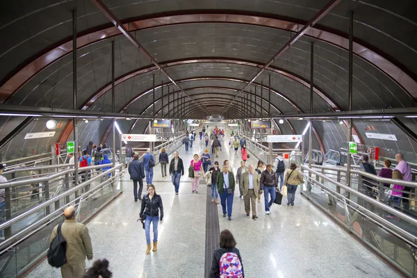 MADRID, SPAIN - MAY 28, 2014: Madrid tube station, train arriving on a platform — Stock Photo, Image