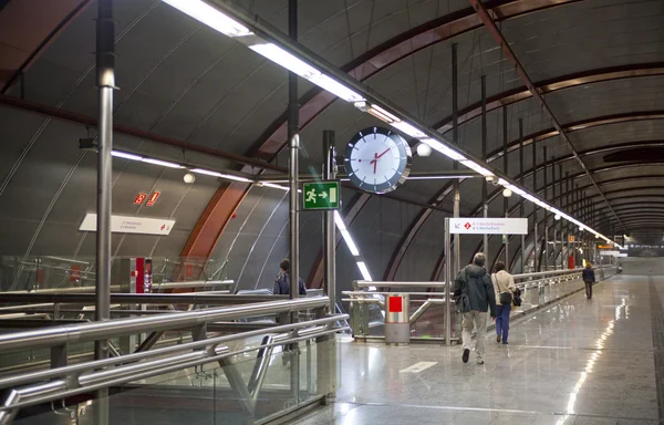 マドリッド, スペイン - 2014 年 5 月 28 日： マドリードの地下鉄の駅、電車のプラットフォームに到着 — ストック写真