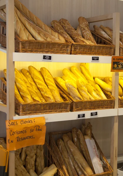 MADRID, SPAIN - MAY 28, 2014: Local coffee shop and variety of baked products — Stock Photo, Image