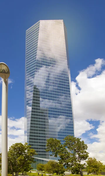 Madrid, Spanje - 28 mei 2014: madrid stad, business-centrum, moderne wolkenkrabbers, cuatro torres 250 meter hoog — Stockfoto