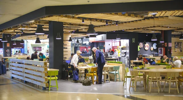 MADRID, ESPAÑA - 28 DE MAYO DE 2014: Interior del aeropuerto de Madrid, cola en salida esperando aria — Foto de Stock