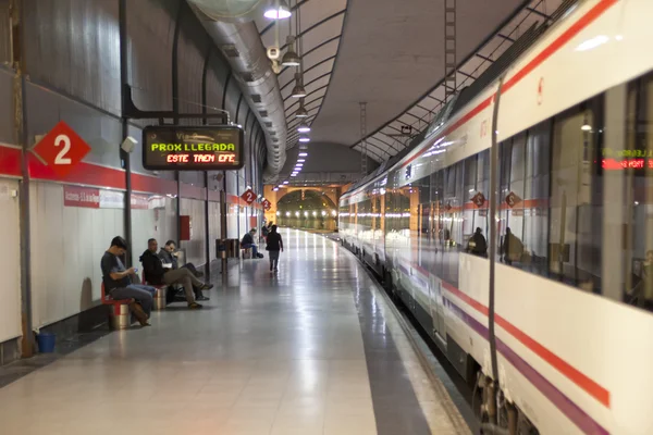 MADRID, ESPANHA - 28 de maio de 2014: Estação de metrô de Madrid, trem que chega em uma plataforma — Fotografia de Stock