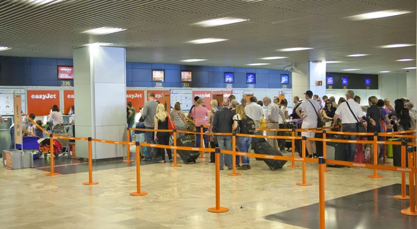 MADRID, SPAIN - MAY 28, 2014: Interior of Madrid airport, queue in departure waiting aria — Stock Photo, Image